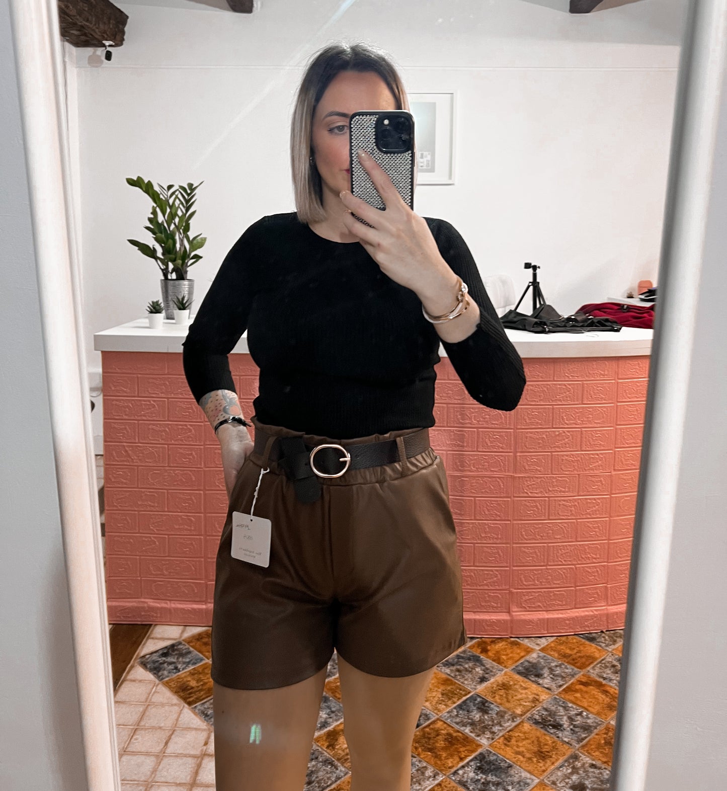 SHORT DE CUERO CORTO