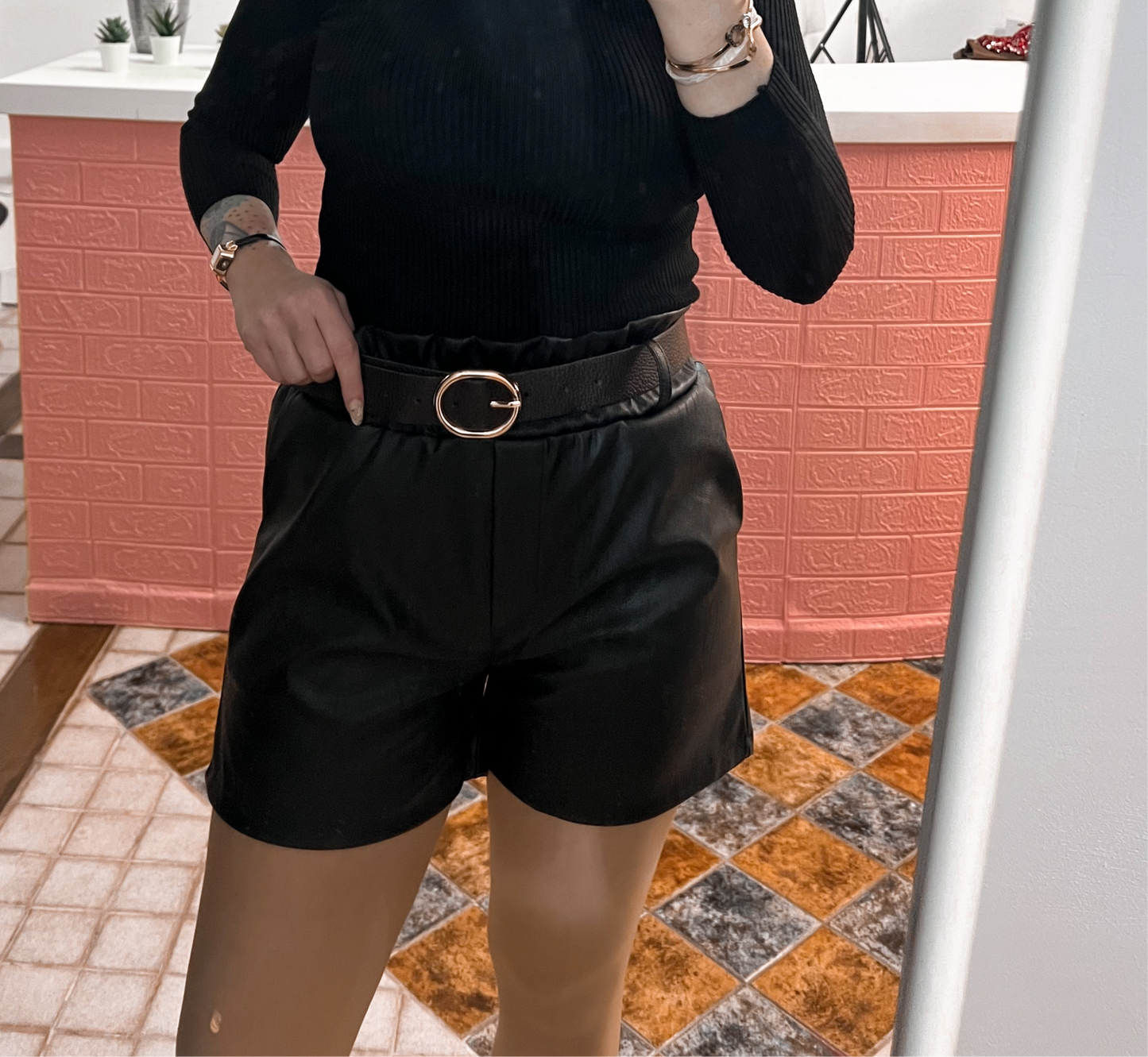 SHORT DE CUERO CORTO
